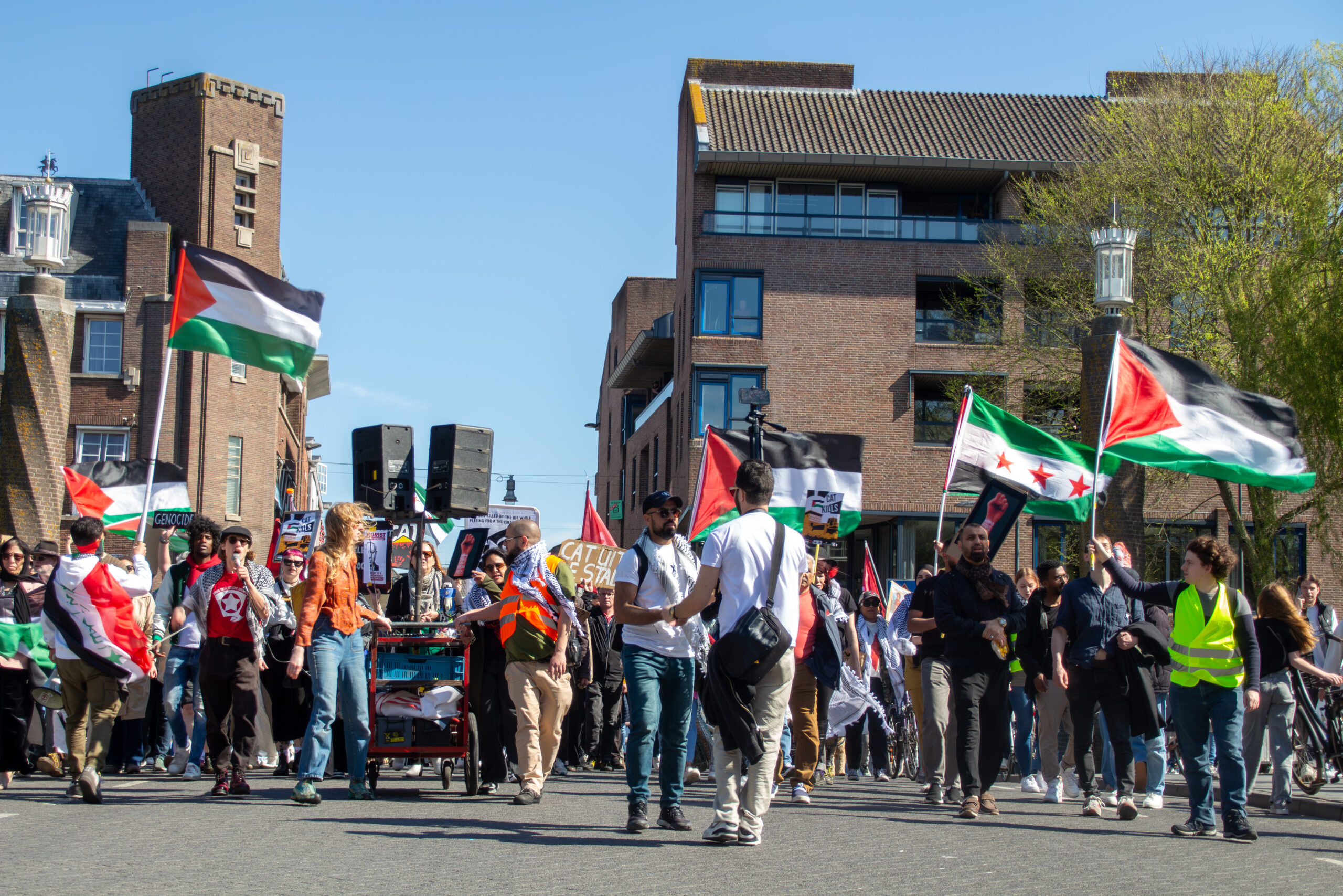 Lars bij demonstratie tegen CAT: ‘Caterpillar is actief betrokken bij de genocide’