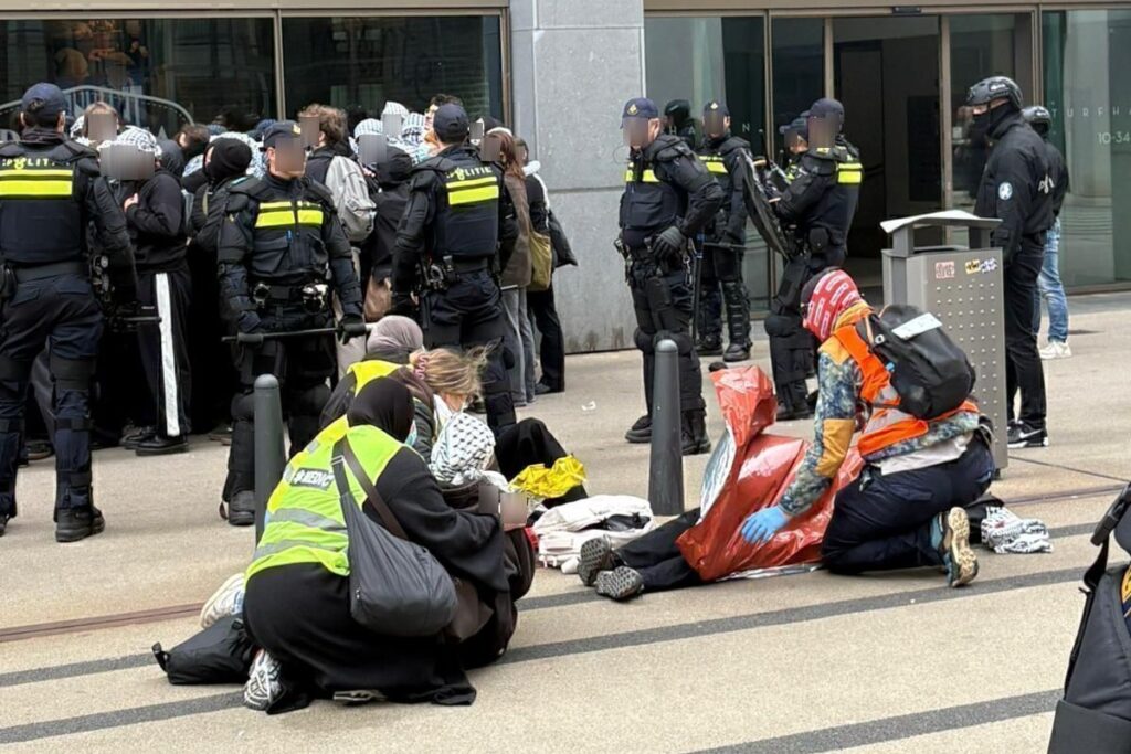 Studenten worden behandeld na politiegeweld