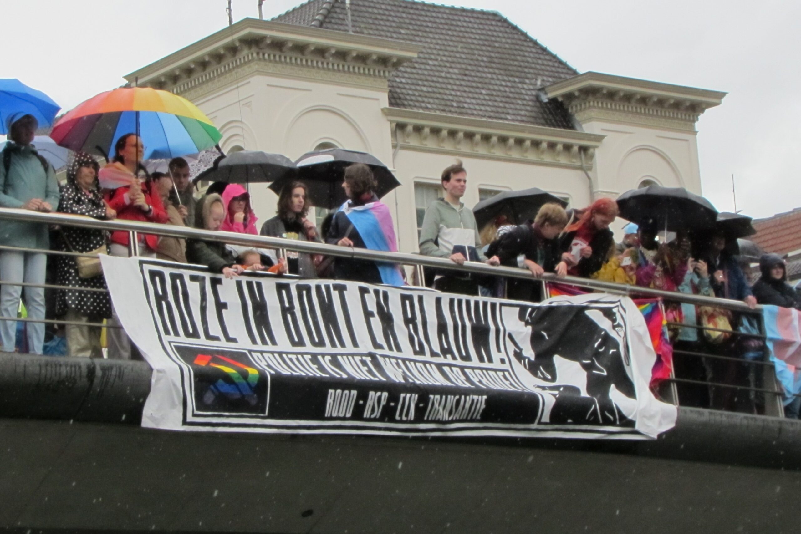 Bannerdrop op Utrecht pride tegen politie op pride