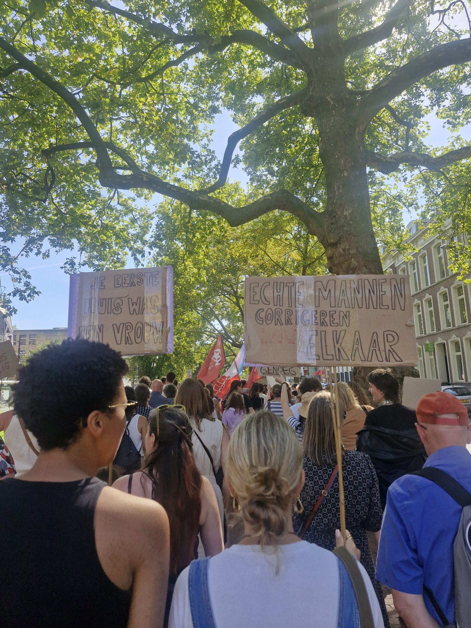 Honderden demonstranten tegen femicide in Rotterdam