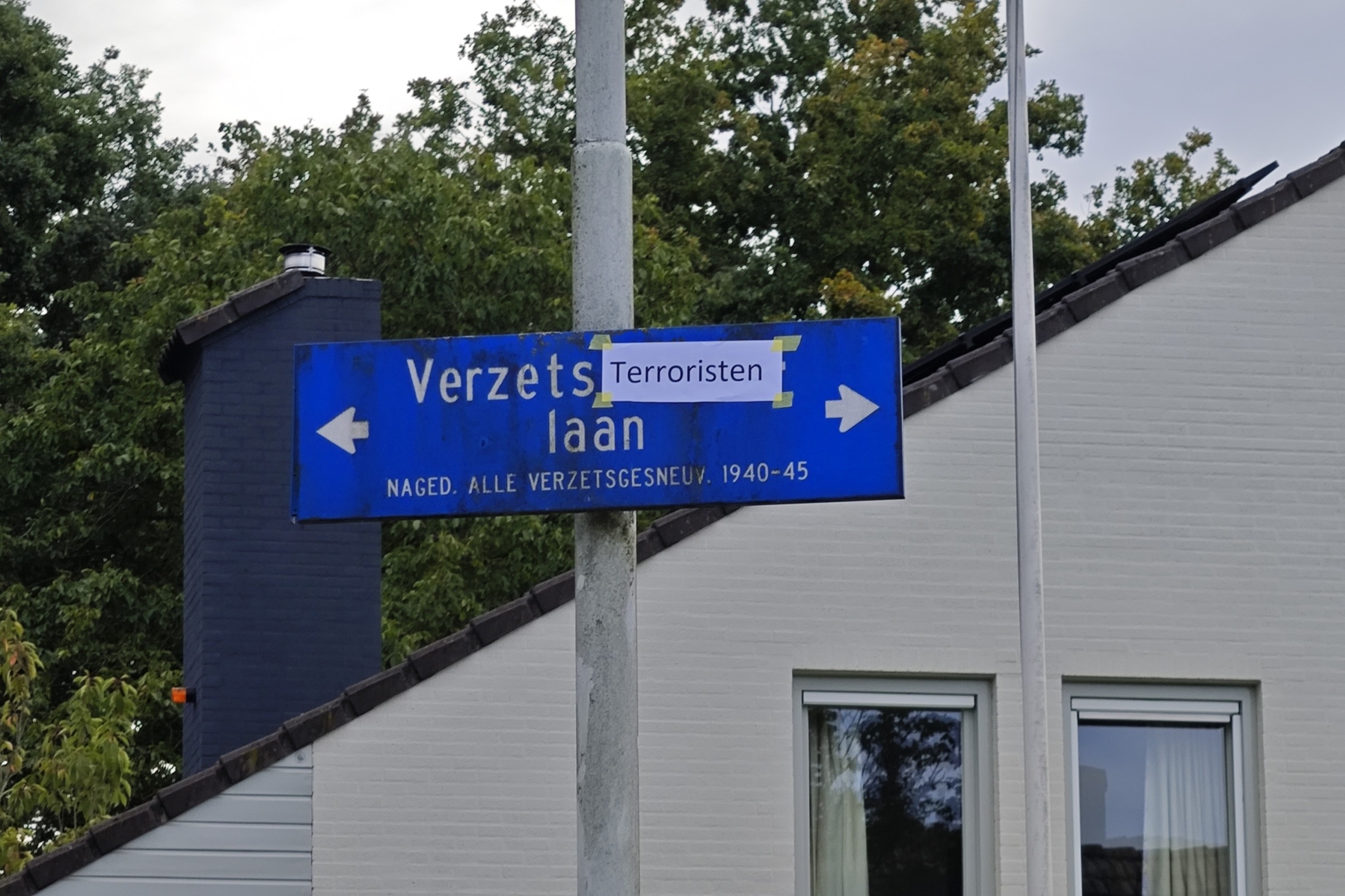 RSP Brabant Beplakt straatnaamborden uit protest tegen Antifamotie