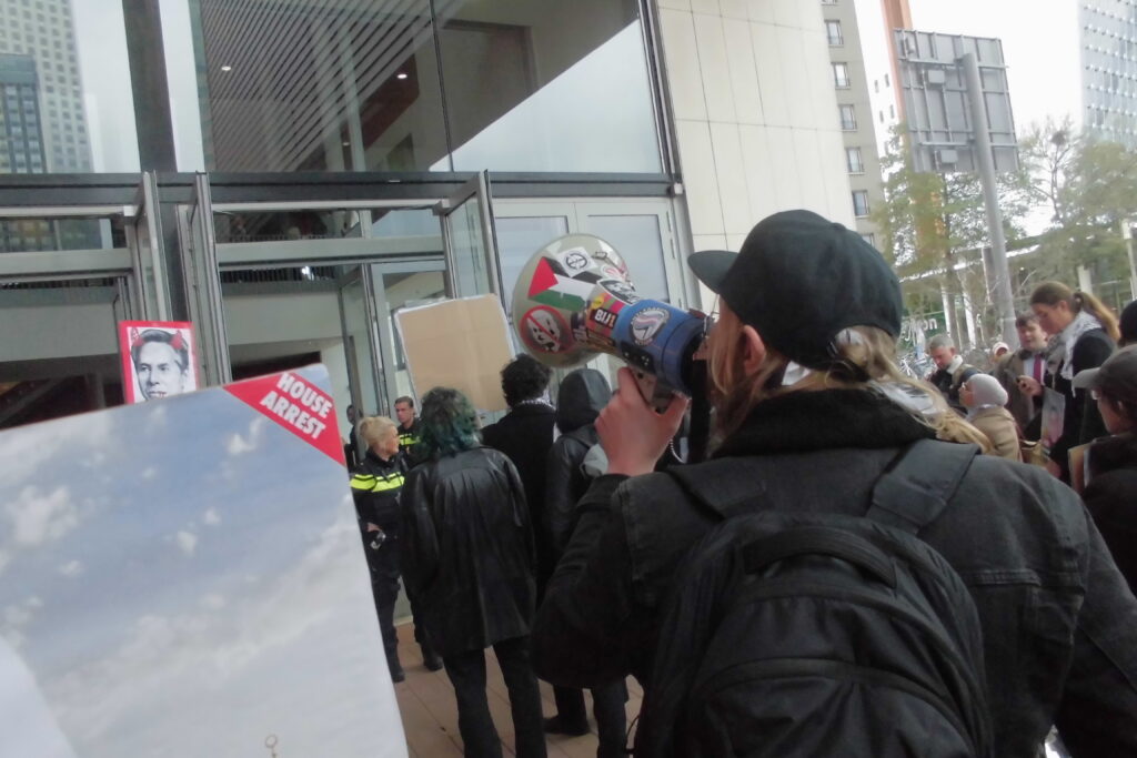 Demonstranten voor het Nieuwe Luxortheater. Eigen beeld.