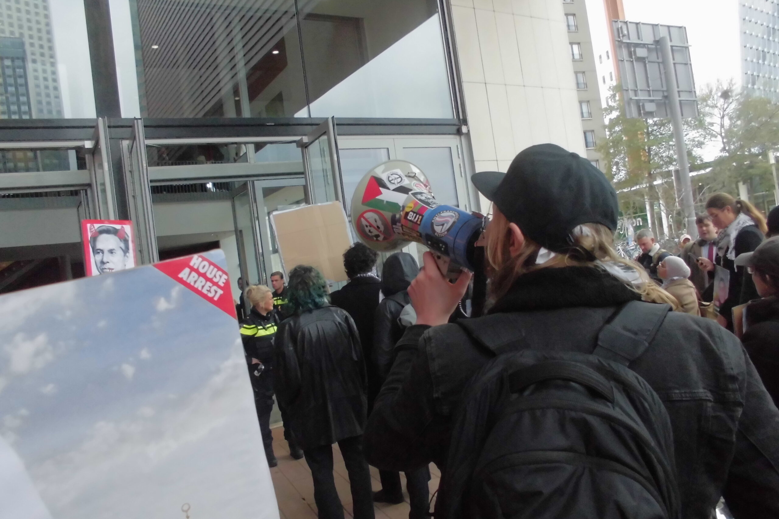 Demonstranten voor het Nieuwe Luxortheater. Eigen beeld.
